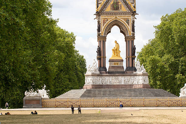 albert memorial w ogrodach kensington, londyn. - kensington gardens zdjęcia i obrazy z banku zdjęć