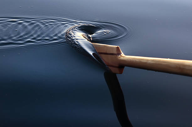 paddeln im wasser und wellen - riemen stock-fotos und bilder