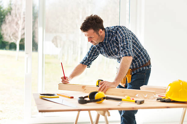 foco homem com pranchas de madeira - carpenters pencil imagens e fotografias de stock