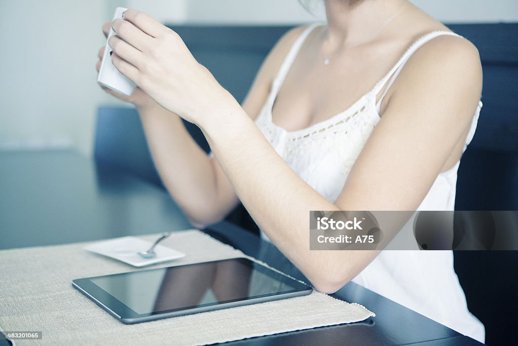 Mujer disfrutando de una tableta digital - Foto de stock de 25-29 años libre de derechos