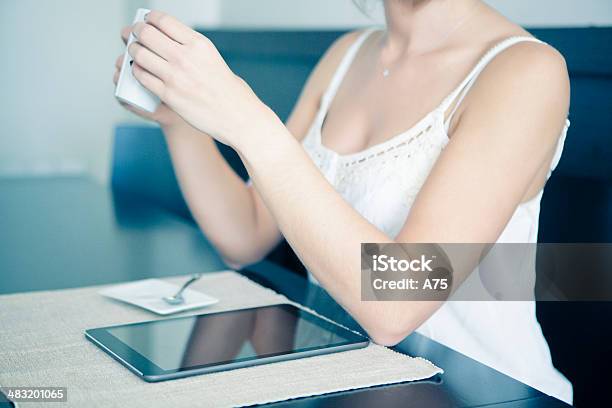 Mujer Disfrutando De Una Tableta Digital Foto de stock y más banco de imágenes de 25-29 años - 25-29 años, Acogedor, Adulto