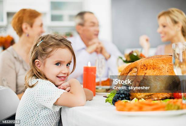 Cure Mädchen Am Tisch Während Thanksgiving Stockfoto und mehr Bilder von Aktiver Senior - Aktiver Senior, Alter Erwachsener, Das Leben zu Hause