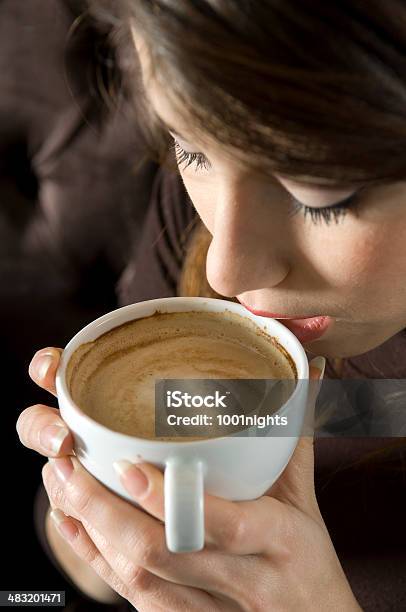 Trinken Cappuccino Stockfoto und mehr Bilder von Schmecken - Schmecken, Cappuccino, Lippen