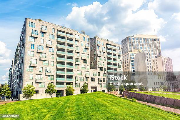 Apartmentgebäude In Berlin Stockfoto und mehr Bilder von Außenaufnahme von Gebäuden - Außenaufnahme von Gebäuden, Balkon, Baum