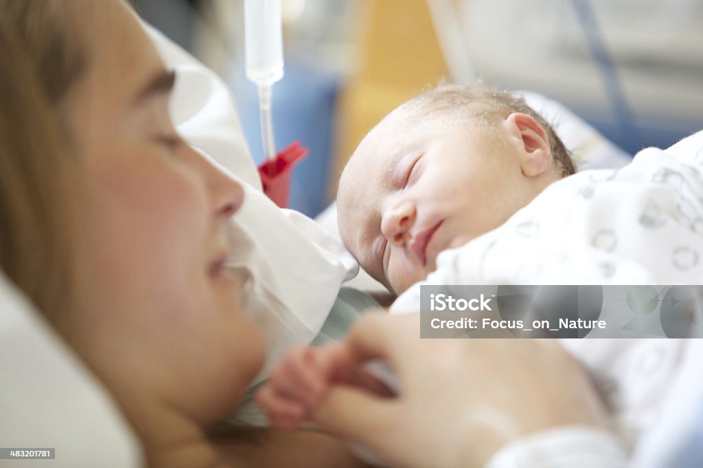 Femme tenant sa fille de deux jours - Photo de Hôpital libre de droits