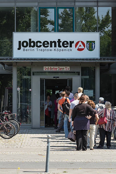 биржа труда с много безработных человек в берлине - arbeitsamt стоковые фото и изображения