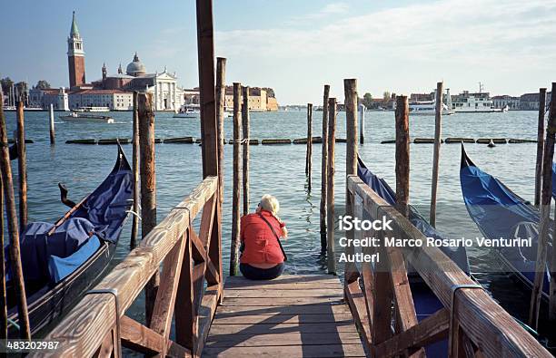 Turista Admires Vista Da Cidade De Veneza - Fotografias de stock e mais imagens de 2010-2019 - 2010-2019, Adulto, Ao Ar Livre