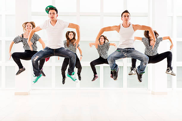 подростков, танцевать современные танцы. - dance company стоковые фото и изображения