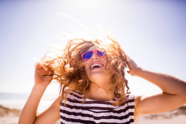 entusiástico rir mulher na praia - women female cheerful ecstatic imagens e fotografias de stock