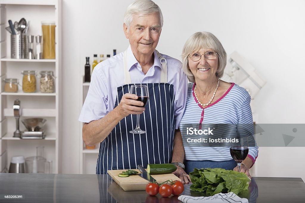 Couple Senior en prenant une pause de préparer une salade - Photo de Adulte libre de droits