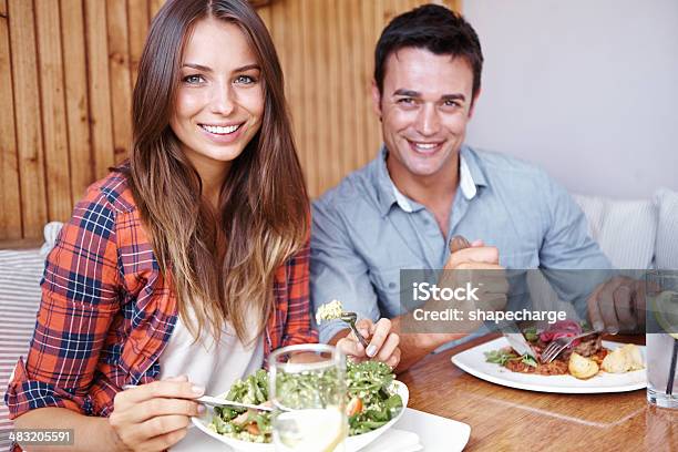 Questo È Il Luogo Ideale Per Mangiare - Fotografie stock e altre immagini di Mangiare - Mangiare, Relazione di coppia, Ristorante