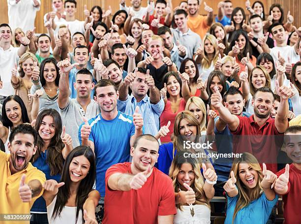 Grande Grupo De Alegres Alunos Mostrando Os Polegares Para Cima - Fotografias de stock e mais imagens de Aluno da Universidade