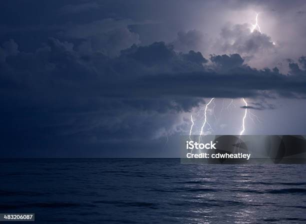 Молния Над Водой — стоковые фотографии и другие картинки Молния - Молния, Море, Буря