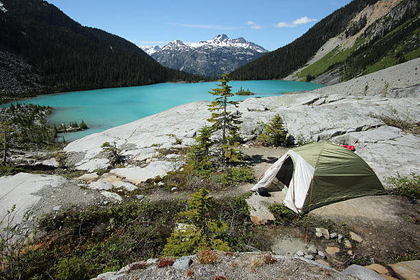 istock Camping in front of a beautiful lake surrounded by mountains 483211376