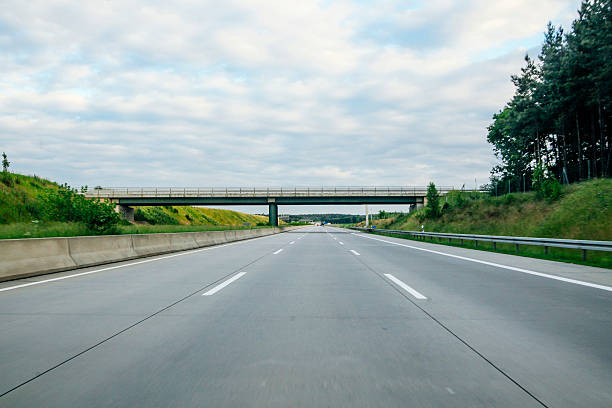 autopista en alemania - non urban scene landscaped clear sky germany fotografías e imágenes de stock