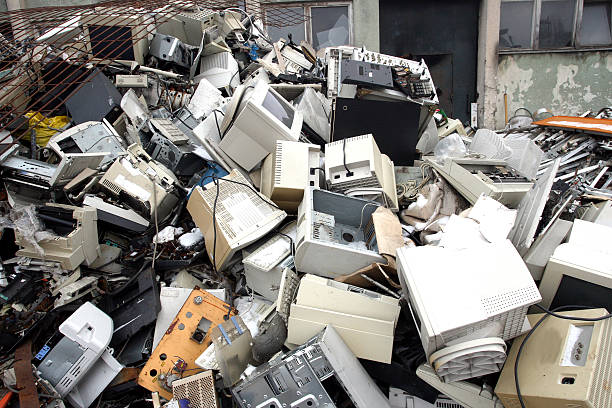 ordinateur pièces pour le recyclage des déchets électroniques - scrap metal part of metal recycling photos et images de collection