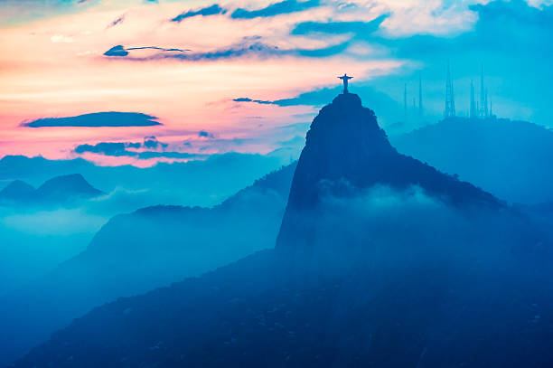 vue sur le coucher de soleil de rio de janeiro, brésil janairo - statue du christ rédempteur photos et images de collection