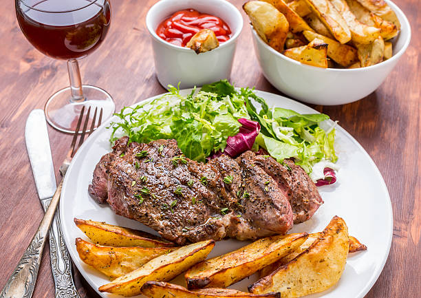 たリブ編み目の牛のステーキ - rib eye steak steak beef prepared potato ストックフォトと画像