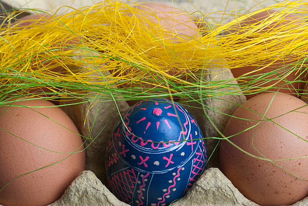 decoración de pascua - carton multi colored easter egg easter fotografías e imágenes de stock