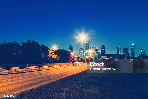 Houston O Horizonte Estrada À Noite E - Fotografias de stock e mais imagens de Houston - Texas - Houston - Texas, Centro da Cidade, Horizonte Urbano