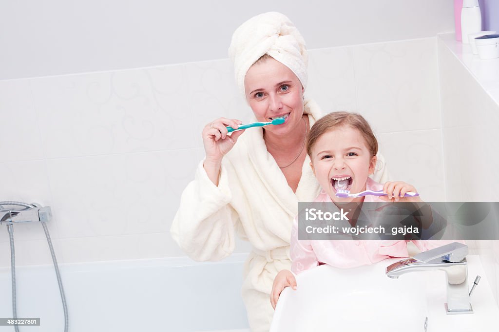 Szczotkowanie zęby razem - Zbiór zdjęć royalty-free (Córka)