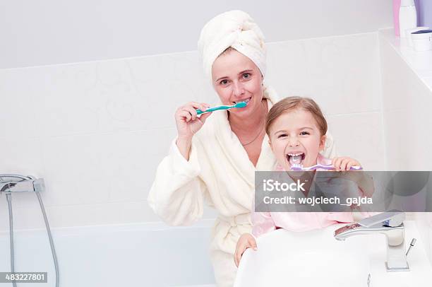 Szczotkowanie Zęby Razem - zdjęcia stockowe i więcej obrazów Córka - Córka, Matka, Myć zęby