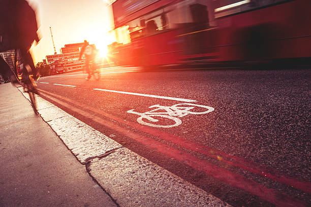 bike lane in london, westminster bridge - london england england bus uk stock-fotos und bilder