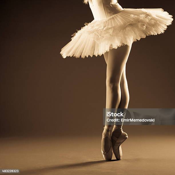 Ballerina Stockfoto und mehr Bilder von Bühnentheater - Bühnentheater, Sepia, Auf den Zehenspitzen