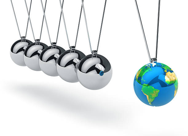 newton's cradle mit earth globe - sphere balance pendulum westernization stock-fotos und bilder