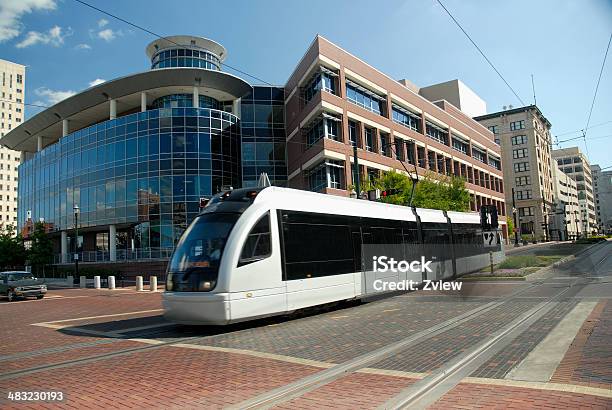 Photo libre de droit de Train Metro Crossing Intersection banque d'images et plus d'images libres de droit de Houston - Texas - Houston - Texas, Texas, Rue