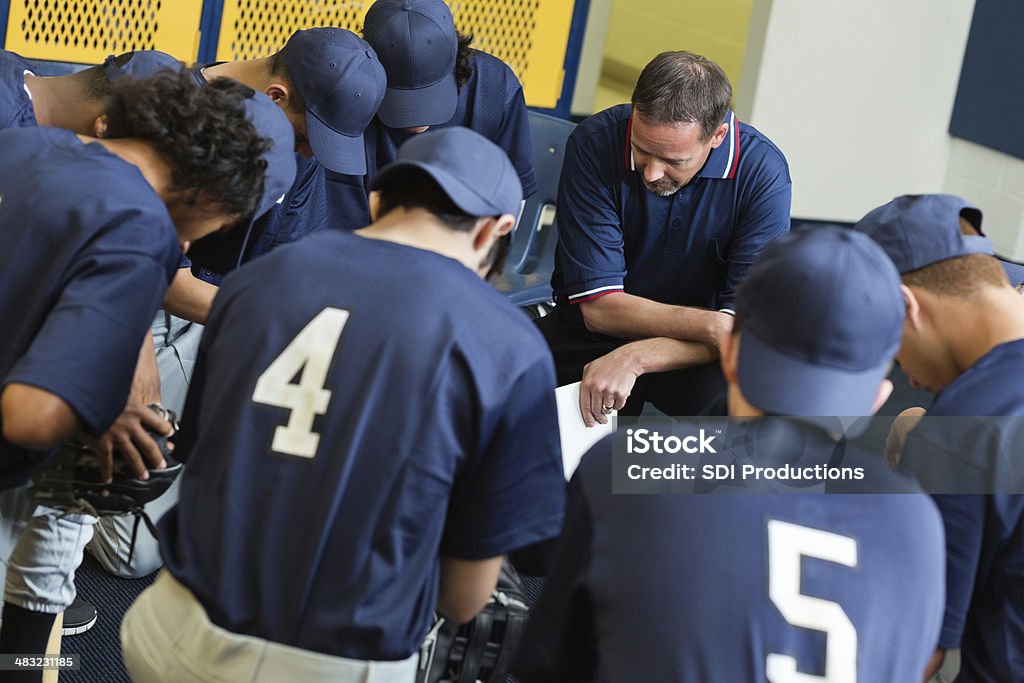 El equipo de béisbol de escuela secundaria medida juntos en Servicio de vestuario con casillero - Foto de stock de Rezar libre de derechos