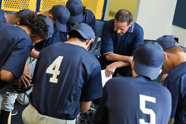 high school drużyna baseballowa modlić się razem w szatni - baseballowa rękawiczka zdjęcia i obrazy z banku zdjęć