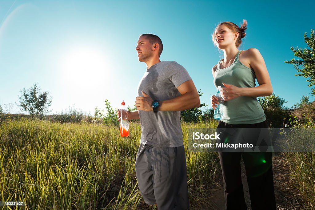 Casal jovem correr na natureza - Foto de stock de Adulto royalty-free