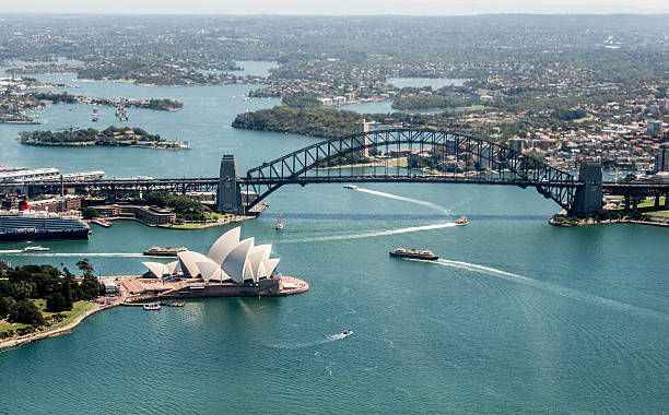 opera house und der harbor bridge in sydney, australien - sydney opera house stock-fotos und bilder