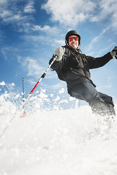 homem esqui na pista de esqui - snow glasses imagens e fotografias de stock
