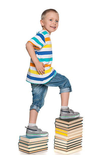avanzare l'obiettivo - book child staircase steps foto e immagini stock