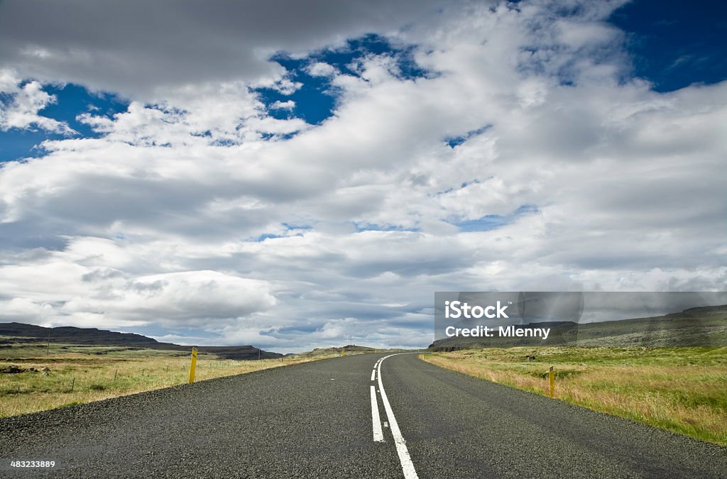 Highway unter dramatischen Wolkengebilde - Lizenzfrei Abgeschiedenheit Stock-Foto