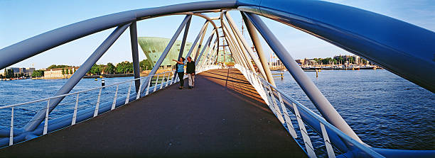 moderne große-brücke nach amsterdam, das museum der wissenschaften nemo - nemo museum stock-fotos und bilder