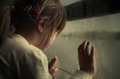 einsames-kind-blick-durchs-fenster.jpg?b