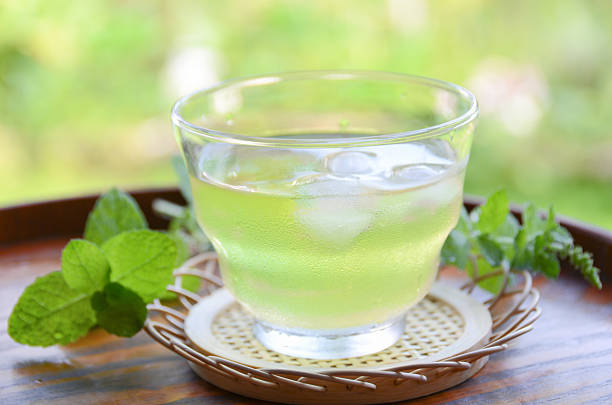 アイスティー、ハーブ - green tea ice tea ice cube mint ストックフォトと画像