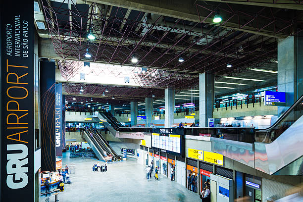 международный аэропорт gru, расположенный в сан-паулу, бразилия - corridor airport people architecture стоковые фото и изображения