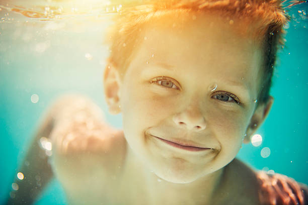 grande retrato de menino pequeno, nadar debaixo de água na piscina - swimming child swimwear little boys imagens e fotografias de stock