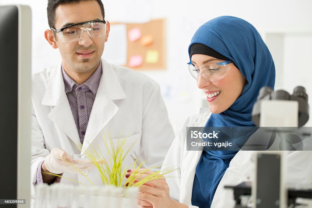 Middle Eastern Wissenschaftler Arbeiten in einem Labor. - Lizenzfrei Aktivitäten und Sport Stock-Foto