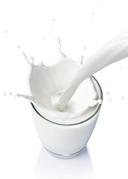 verter um copo de leite - drink close up dairy product flowing imagens e fotografias de stock