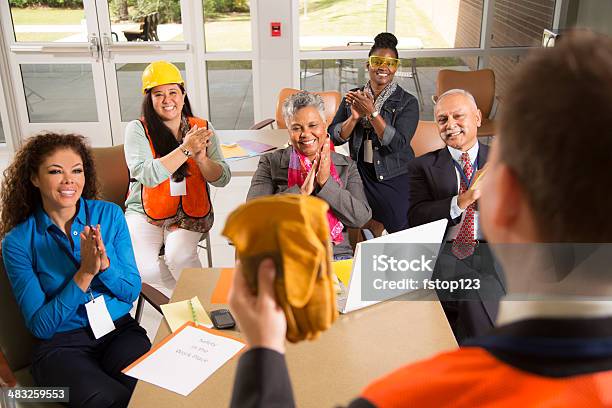 Photo libre de droit de La Sécurité Sur Le Lieu De Travail Présentation Demplois De Bureau banque d'images et plus d'images libres de droit de Stage de formation