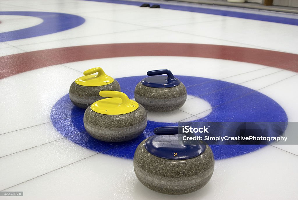 Cuatro en la Asamblea - Foto de stock de Curling libre de derechos