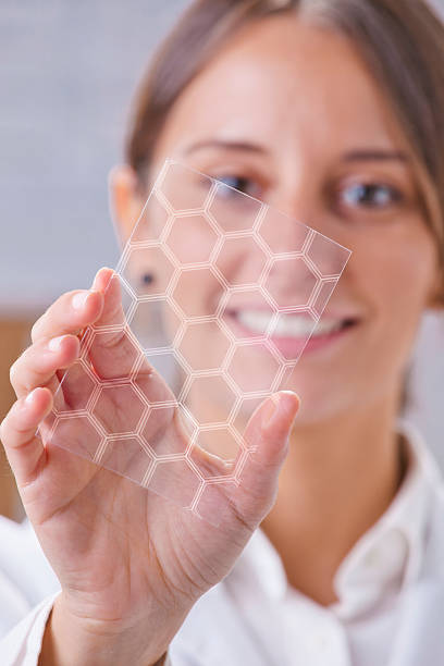 científica muestra una pieza de graphene con molécula hexagonal. - lead sheet fotografías e imágenes de stock