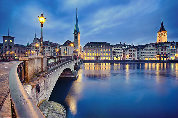 stadtansicht von nacht, zürich, schweiz - fraumünsterkirche stock-fotos und bilder