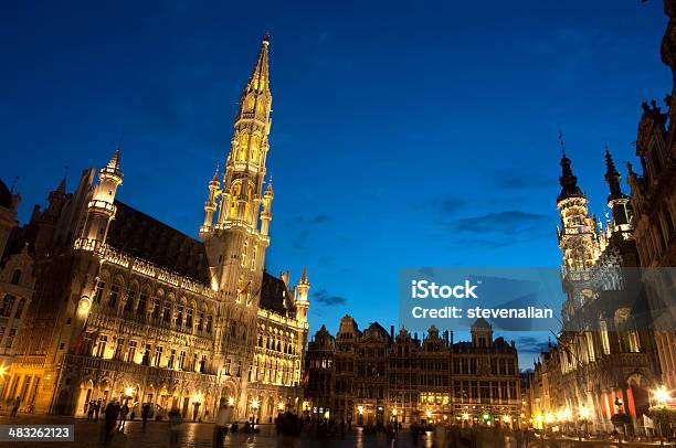 Grand Place - Fotografie stock e altre immagini di Notte - Notte, Piazza, Regione di Bruxelles-Capitale