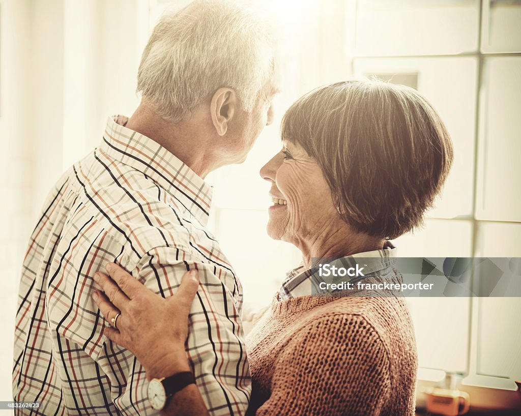 年配のカップルに溶け合う情熱家の中で - カップルのロイヤリティフリーストックフォト
